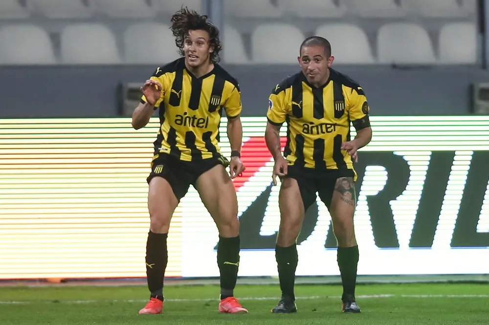 Gargano celebra su gol en la hora junto a Canobbio