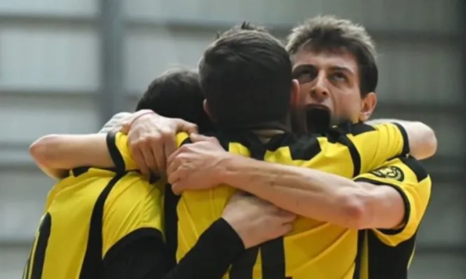 Algunos integrantes de Peñarol en fútbol sala, celebran el triunfo por goleada ante Nacional
