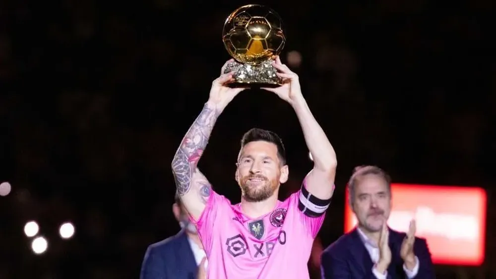 Lionel Messi con el balón de oro