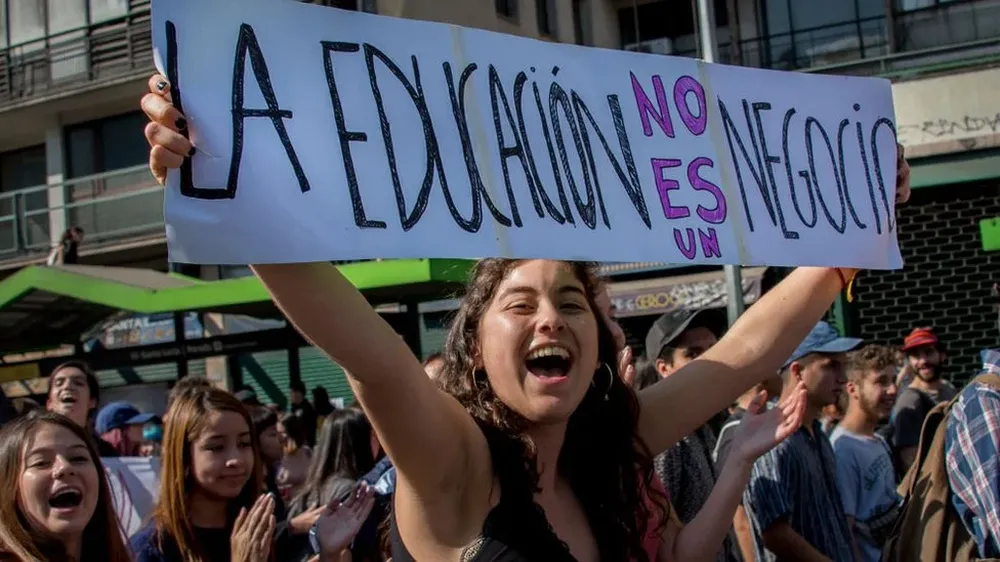 En 2013, expertos chilenos cuestionaron los consejos de la OCDE sobre la posible gratuidad de la educación superior en ese país.