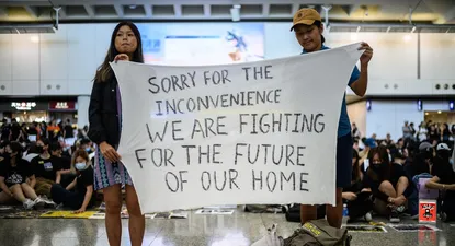 manifestantes de hong kong hacen una sentada en el aeropuerto para sensibilizar a turistas