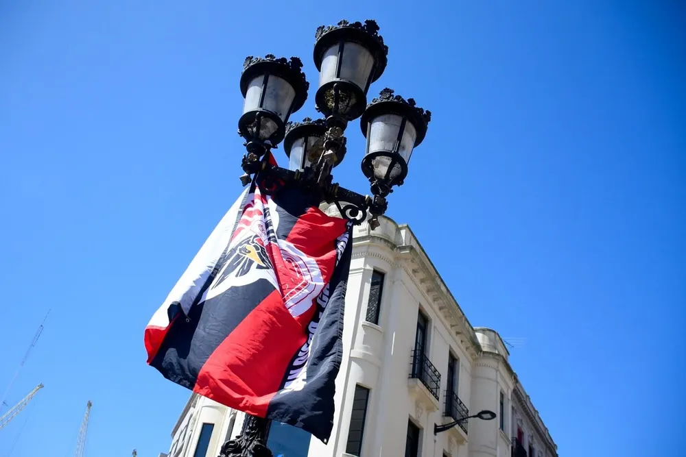 Una bandera de Flamengo fue colocada por hinchas en un farol en Ciudad Vieja (Montevideo), en noviembre de 2021