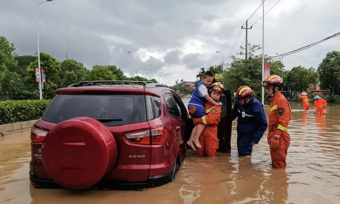 Por el tifón Doksuri, escuelas y servicios cerraron y se evacuó a los trabajadores de los campos de petróleo y gas en alta mar