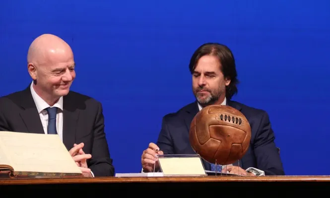 Gianni Infantino y Luis Lacalle Pou