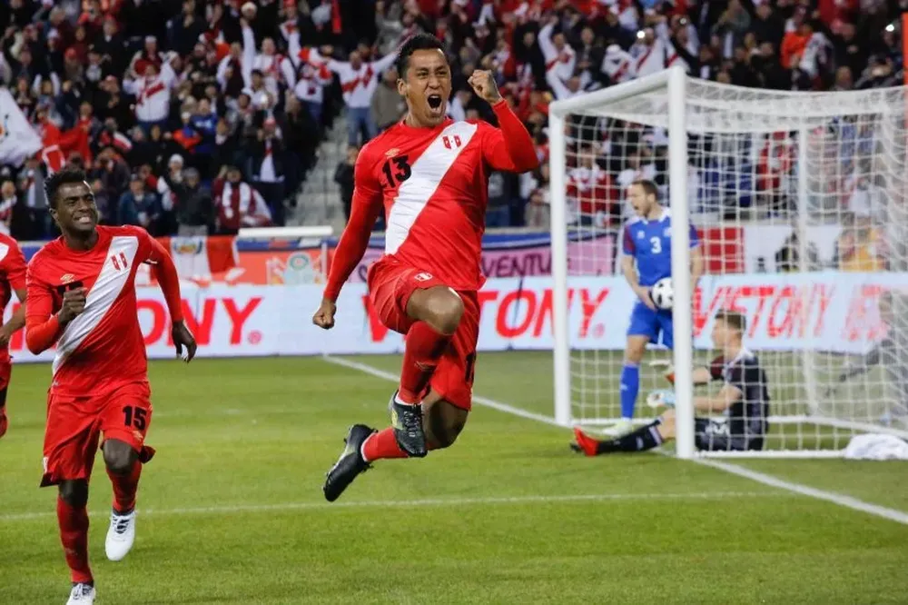 Renato Tapia celebra su gol ante Islandia