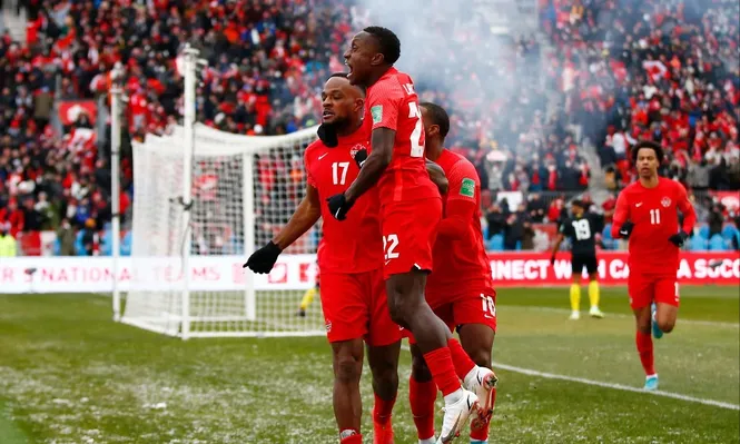 Cyle Larin festeja con Richie Laryea