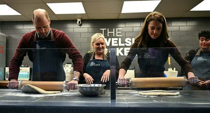 kate middleton y el principe william, con las manos en la masa, preparan las tradicionales tortas galesas por san david