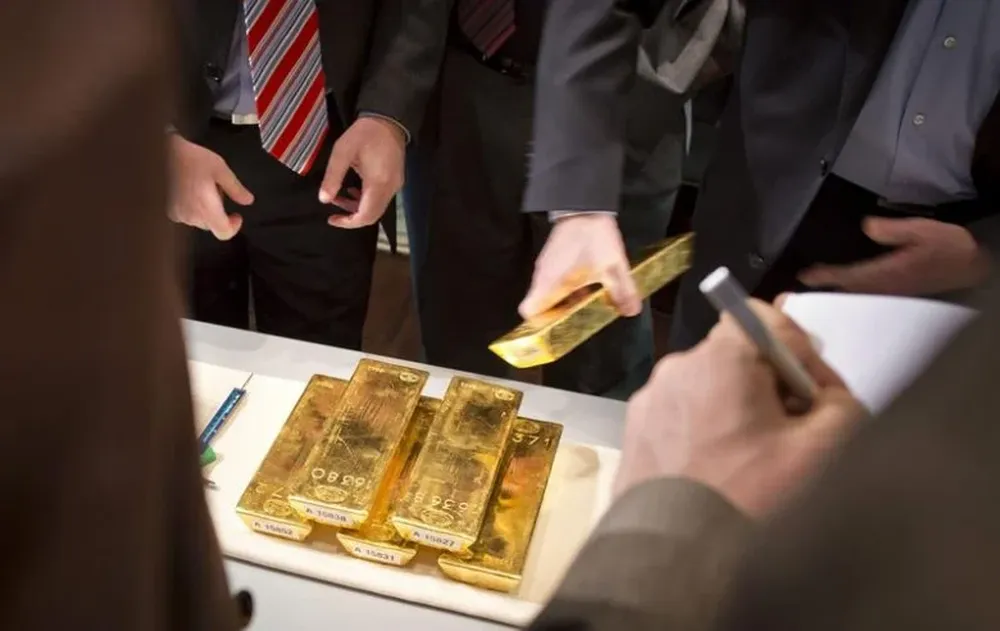 15/4- Alemania- Varios empleados del Bundesbank comprobando unos lingotes de oro. El valor del oro bajó 9%