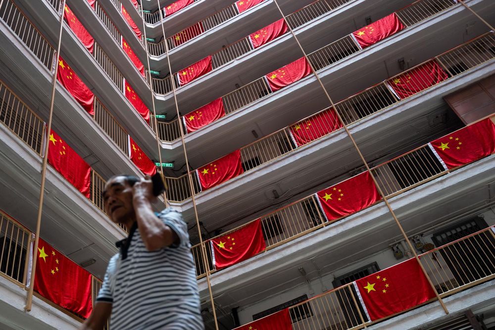 Banderas chinas colgadas en los balcones de Hong Kong.