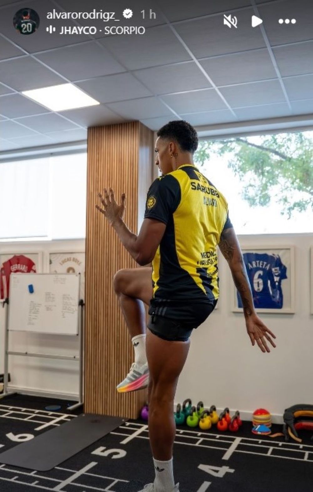 Álvaro Rodríguez entrenó con la camiseta de Peñarol que le regaló Ignacio Ruglio Álvaro Rodríguez entrenó con la camiseta de Peñarol que le regaló Ignacio Ruglio