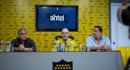 Pablo Bengoechea habló en la presentación de Alfredo Arias como nuevo entrenador; en la foto aparece también el presidente Ignacio Ruglio