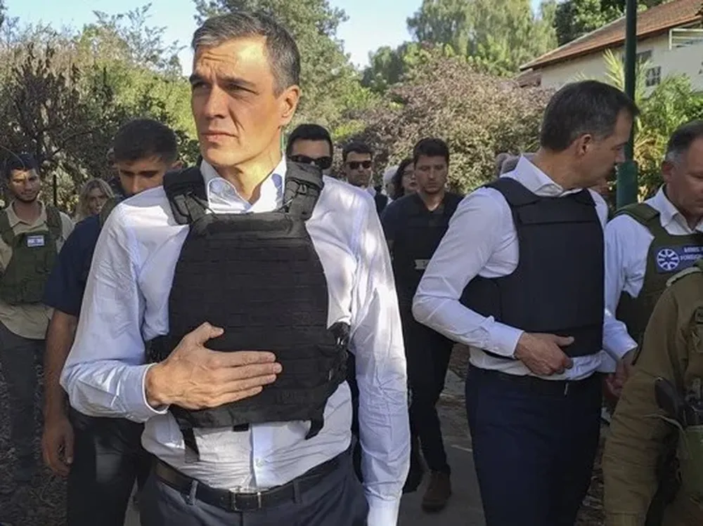 Pedro Sánchez recorre sobrecogido el kibutz de Beeri, uno de los atacados por Hamás el pasado 7 de octubre