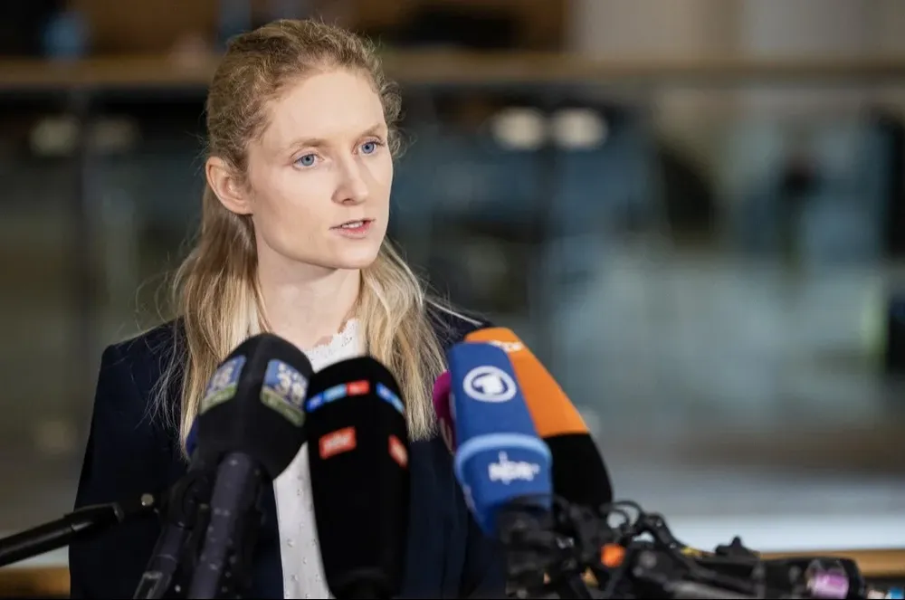 Lisa Russ, vocera del tribunal de Brunswick, informa a la prensa sobre el desarrollo del juicio, que se desarrolla a puertas cerradas.