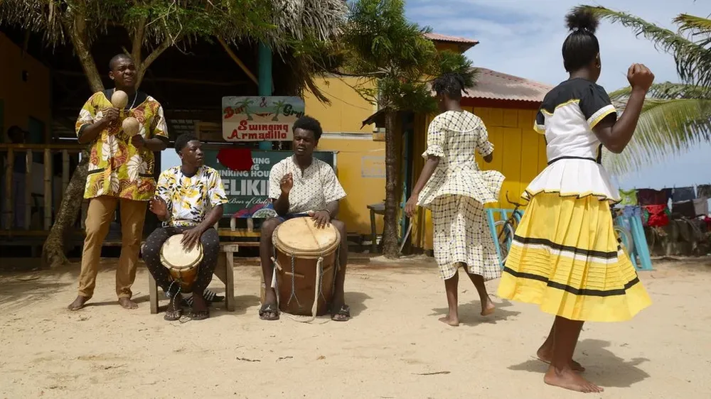 El baile y las canciones garífunas, descendientes de los esclavos negros de África llevados a el Caribe, son Patrimonio Cultural Inmaterial de la Humanidad de la UNESCO.