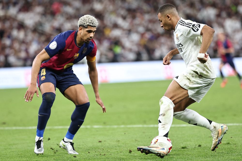 Ronald Araujo y Kylian Mbappé