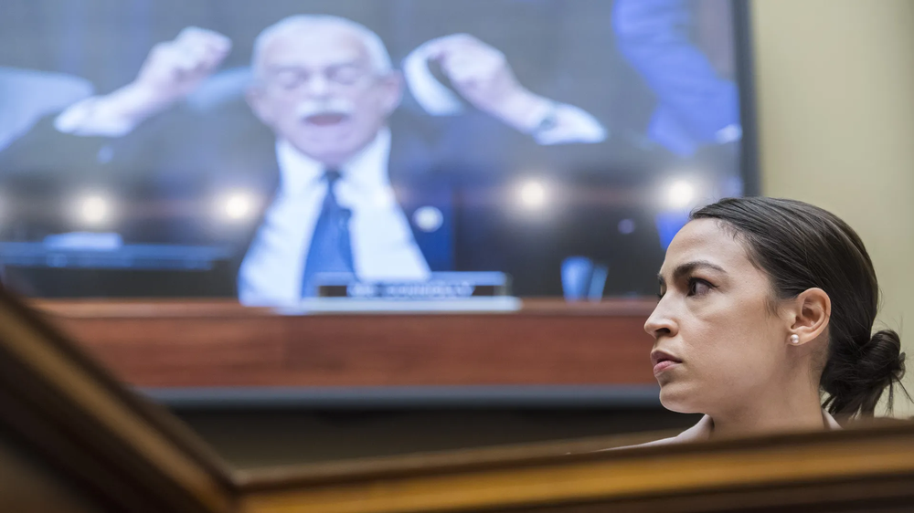Alexandria Ocasio-Cortez escuchando a Gerry Connolly en el Comit&eacute; de Supervisi&oacute;n de la C&aacute;mara de Representantes en 2019.