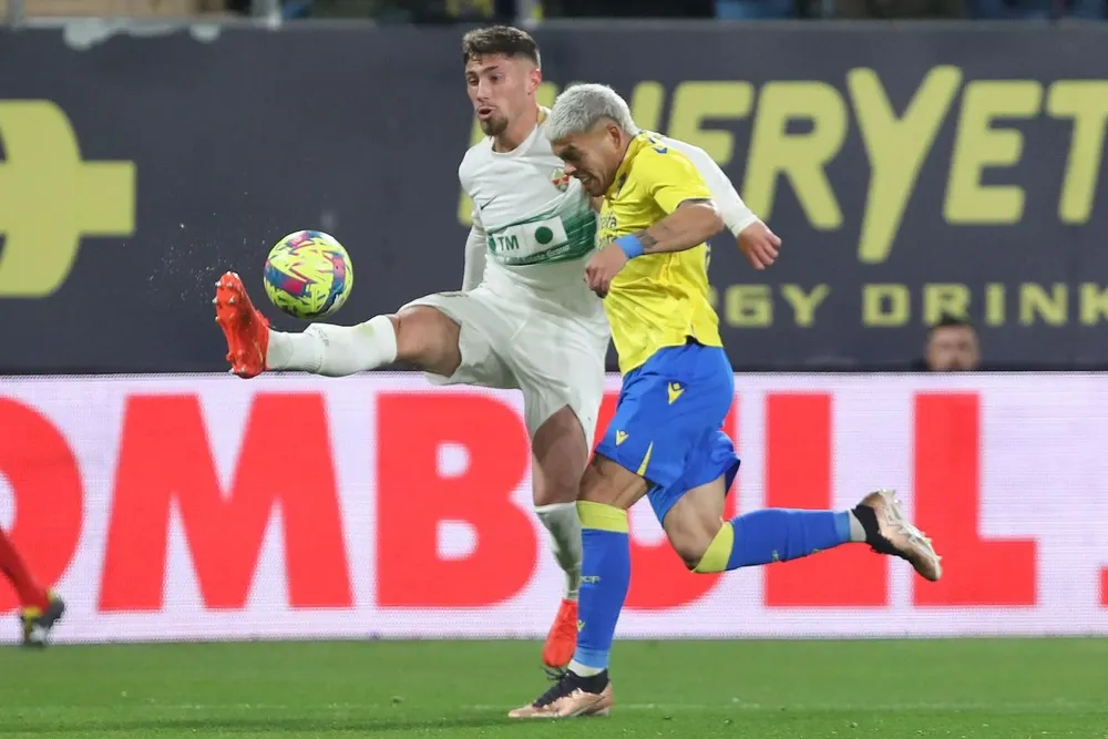 Ocampo apurando a José Ángel Carmona