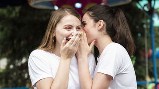 El chisme es bueno para la salud: una investigación científica confirmó que aumenta la felicidad y reduce el estrés