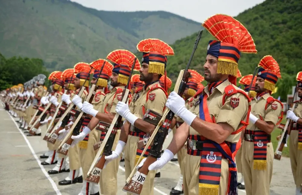 La policía en una celebración luego del curso de entrenamiento de siete meses en India.