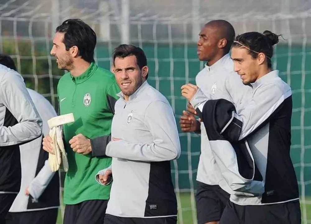 Martín Cáceres (der) en el entrenamiento de la Juve