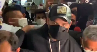 Jonathan Rodríguez en su caótica llegada a México