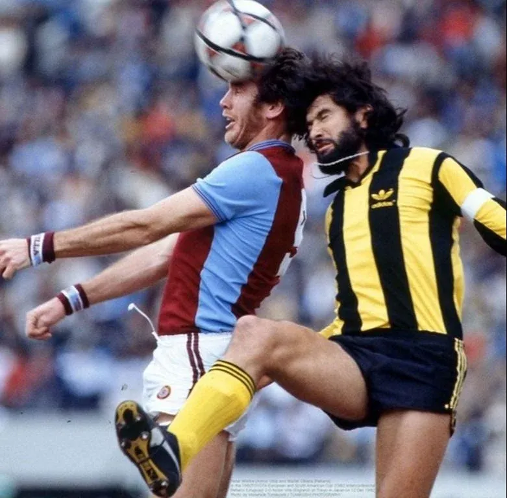 El Indio Olivera, de Peñarol, va con todo arriba ante Peter Withe, uno de los delanteros de Aston Villa El Indio Olivera, de Peñarol, va con todo arriba ante Peter Withe, uno de los delanteros de Aston Villa