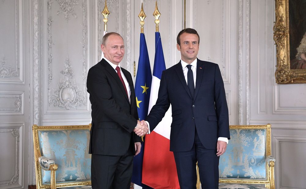 Vladimir_Putin_and_Emmanuel_Macron_(2017-05-29)_04