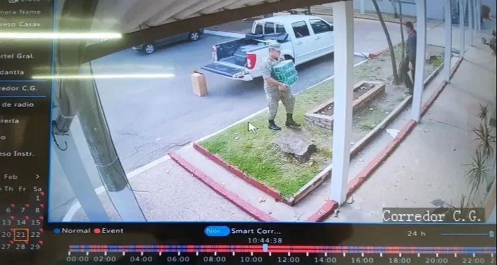 Captura del video en el que bajan las bebidas en la camioneta proveniente del Chuy