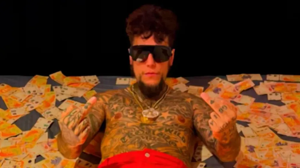 Alex Caniggia se mostró en la cama rodeado de billetes de 1000 pesos y despertó burlas