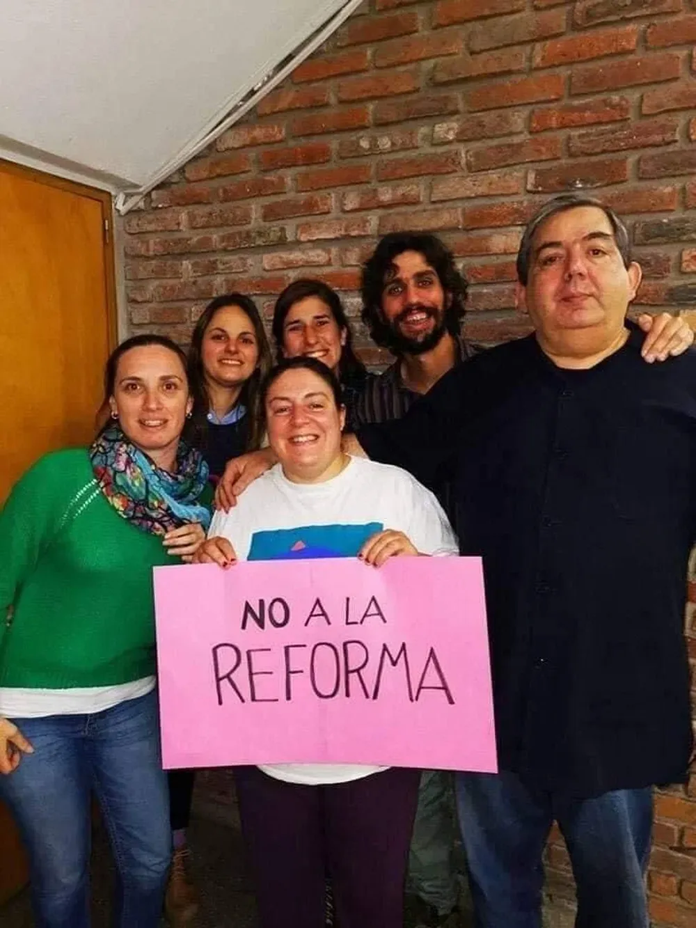 Docentes del liceo 1 con carteles de No a la Reforma