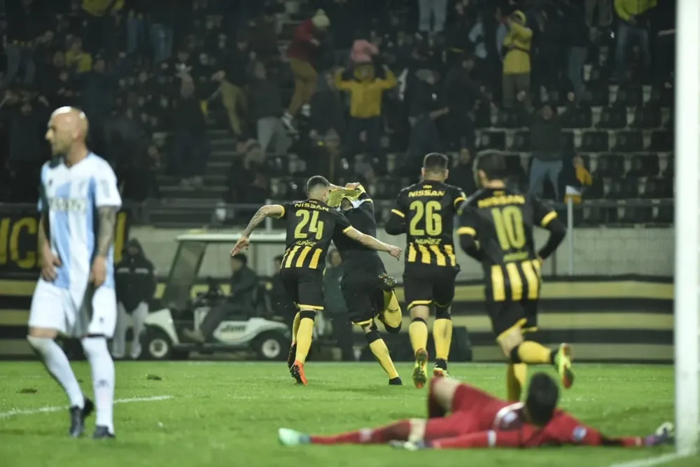 Viatri celebra su gol para el triunfo