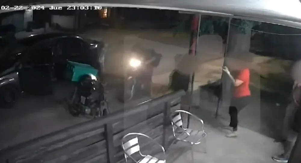 El momento en el que el auto atacado llega a la pizzería