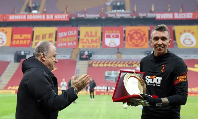 Fernando Muslera recibió una plaqueta de manos del técnico de Galatasaray, Fatih Terim, debido a que se transformó en el primer jugador extranjero en jugar 300 partidos en la Superliga turca