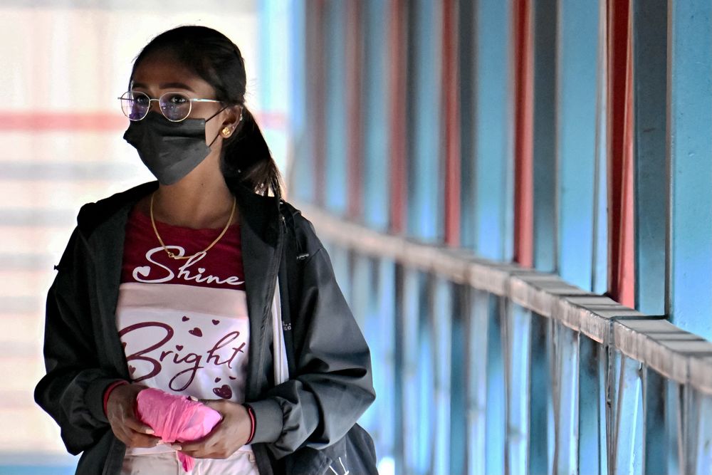 Una mujer con tapabocas en un hospital de India