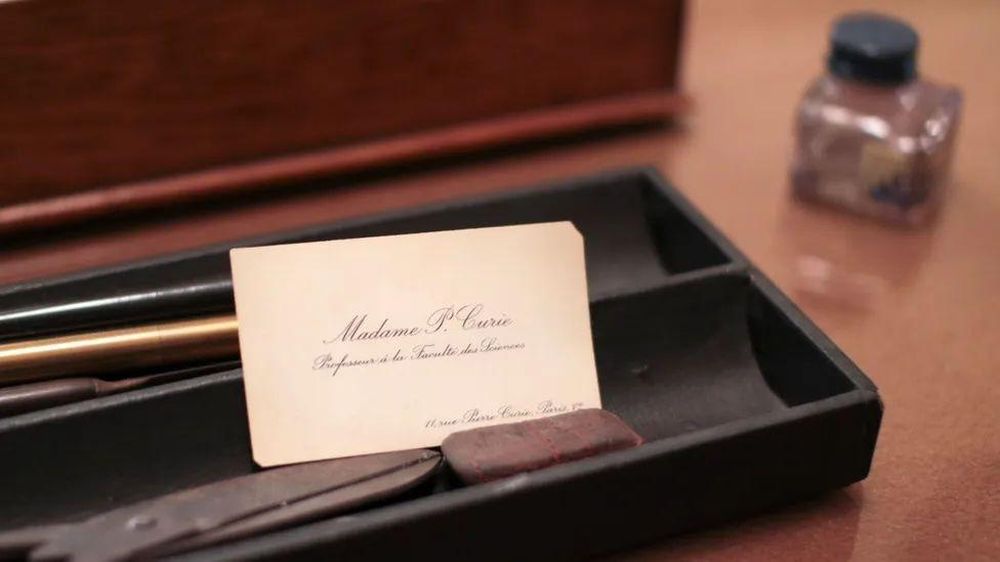 La tarjeta de presentación de Marie Curie en su escritorio en París