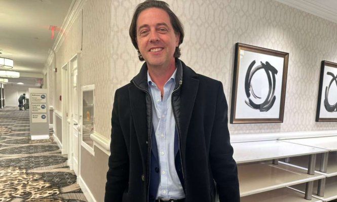 Ignacio Alonso, presidente de la AUF, ingresa a la sala en la que brindará la conferencia de prensa este jueves en Washington