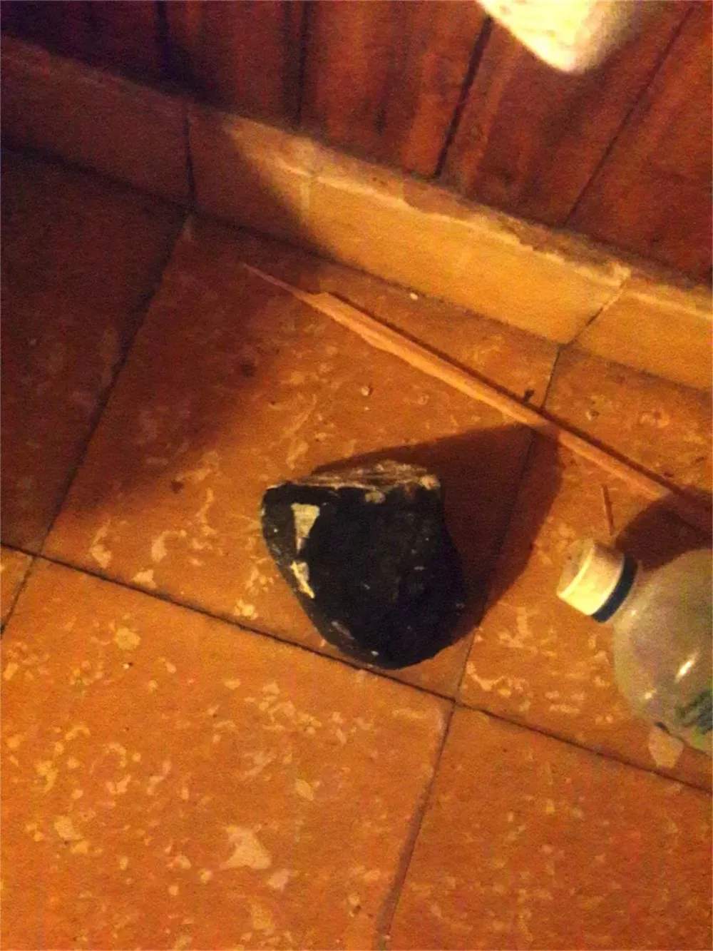 Lugar donde se encontró el meteorito luego de impactar la cama y rodar hasta la pared.