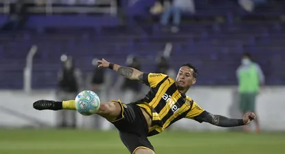 Las pocas opciones que tiene Larriera para los laterales con tres positivos de covid-19 en ese sector