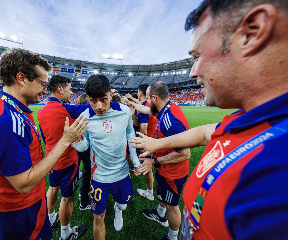 Pedri le responde a Toni Kroos.