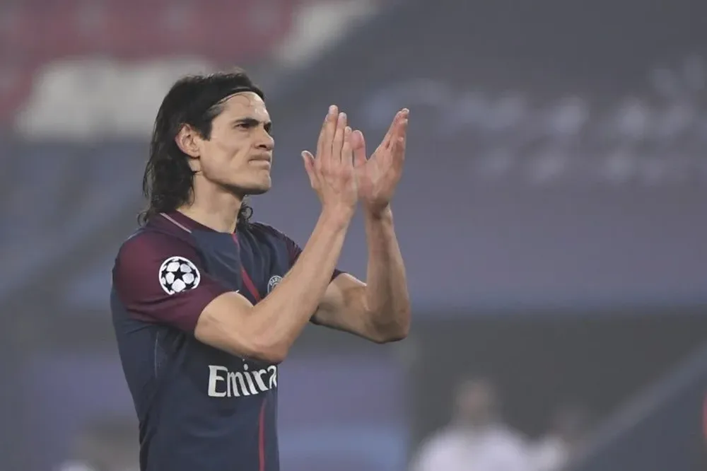 Edinson Cavani aplaude a su público tras un nuevo fracaso continental