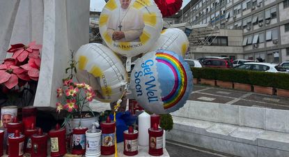Velas y globos frente al hospital Gemelli de Roma donde permanece internado el Papa Francisco