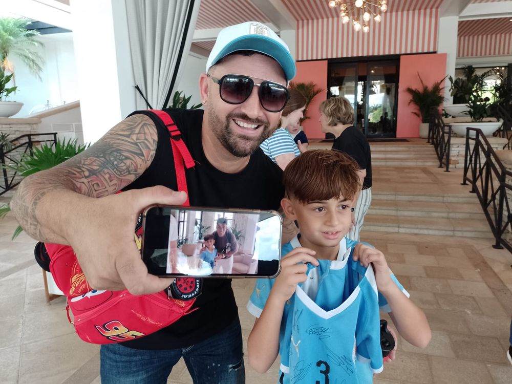 La alegría del papá con la foto de su hijo con Luis Suárez