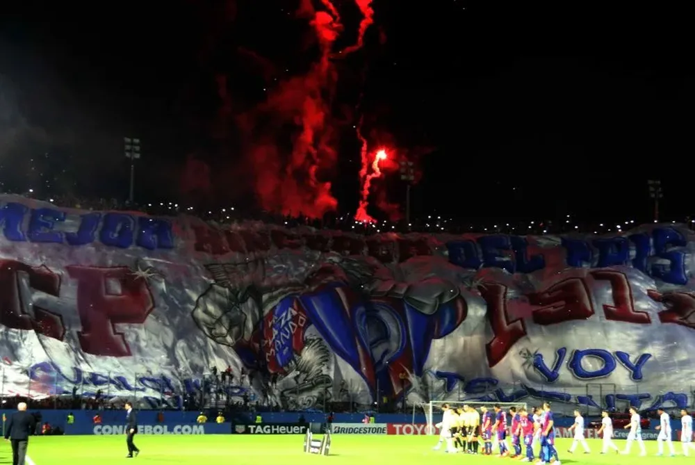 La bandera gigante de Cerro Porteño