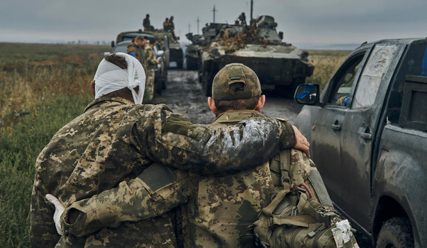 El conflicto se prolonga y la tensión crece. Los ucranianos atacaronn con misiles de más largo alcance adentrándose en territorio ruso con la venia de EE.UU. Putin puso al mundo en alerta con una amenaza nuclear. Europa siente la guerra cada vez más cerca.&nbsp;