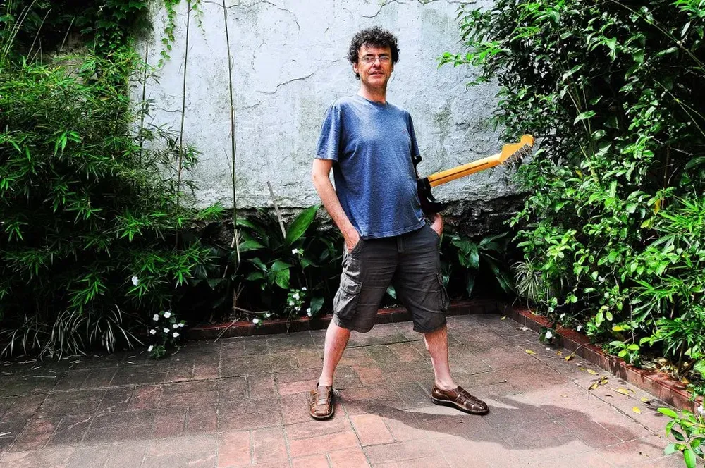 Riki Musso posa como Daniel Viglietti en la portada del disco Canciones para el hombre nuevo