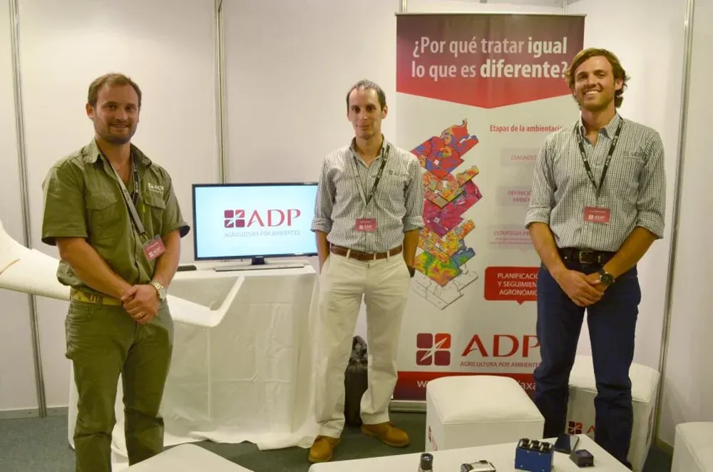 Gustavo Polak, Pedro Rossini y Pablo Sandoval en el stand de ADP en Expodrones.