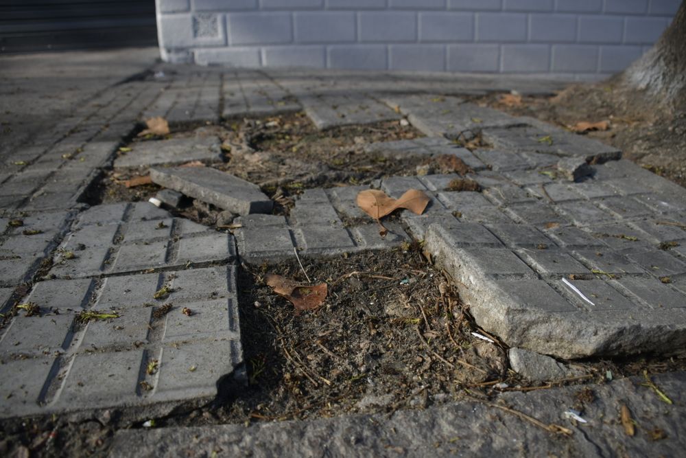 Foto de archivo de veredas rotas