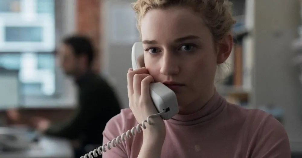 Julia Garner en La asistente