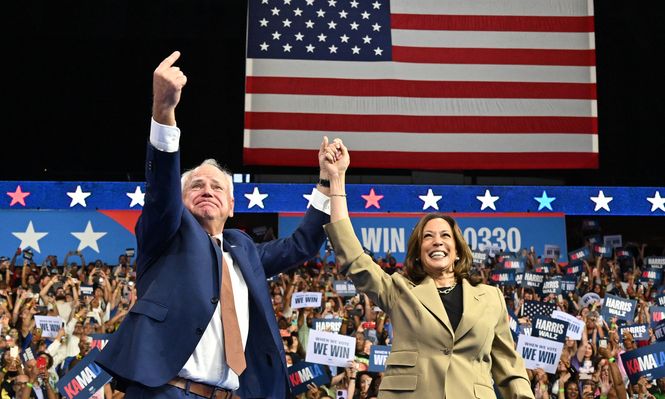 Kamala Harris y su compañero de fórmula, Tim Walz, en un acto en Arizona el 9 de agosto