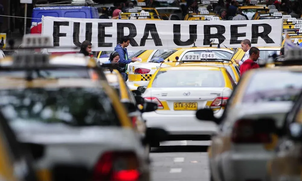 Taxistas protestaron el viernes 13 contra Uber, que podría entrar en funcionamiento en los próximos días. N. Garrido